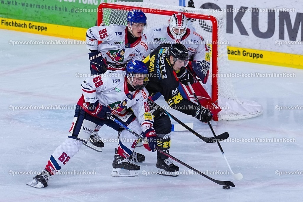 xYDRx16012601018 | 16.01.2026, xydrx, Eishockey, DEL2, Krefeld Pinguine - EHC Freiburg, Yayla-Arena Krefeld : Alexander De Los Rios (EHC Freiburg #86) und Kilian Kuehnhauser (EHC Freiburg #95) im Zweikampf gegen Daniel Bruch (Krefeld Pinguine #26) Photo: xYannisxDreimannxPressefotoKochx