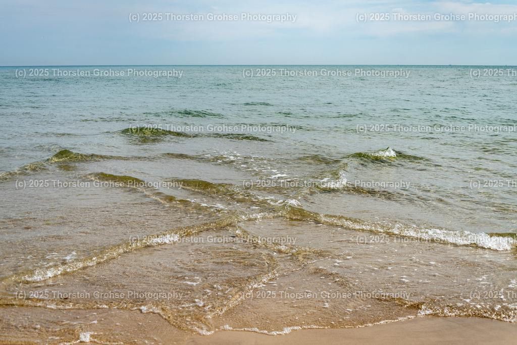 Grenen / Skagens Gren Denmark June 2023 | Grenen or Skagens Gren is the sandy headland northeast of the town of Skagen in Denmark. It is the confluence of the North Sea/Skagerrak and the Kattegat/Baltic Sea / Grenen oder Skagens Gren ist die sandige Landspitze nordöstlich der Stadt Skagen in Dänemark. Es ist der Zusammenfluss von Nordsee / Skagerrak und Kattegat / Ostsee - Realisiert mit Pictrs.com