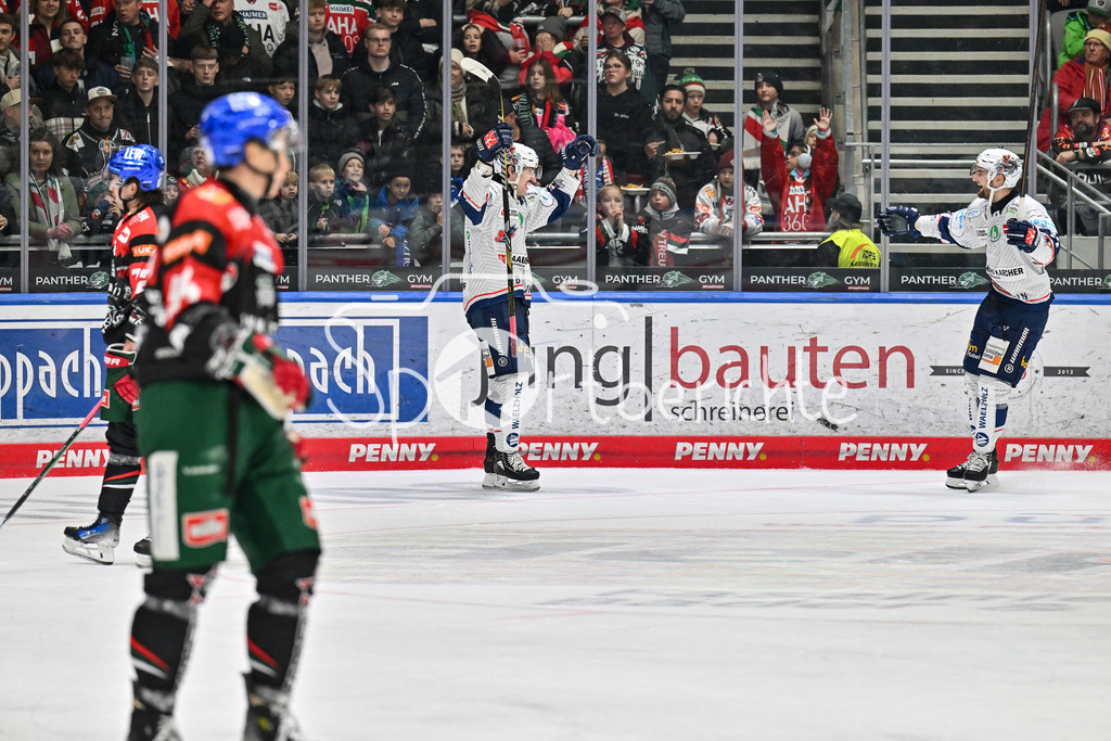 Augsburger Panther - Iserlohn Roosters | Jubel der Gaeste nach dem Treffer zum 1-4 durch Michael DAL COLLE (Iserlohn Roosters 91) / Tor / Torschuetze / Freude / Happy / DEL: Augsburger Panther - Iserlohn Roosters, Curt Frenzel Stadion am 17.11.2024