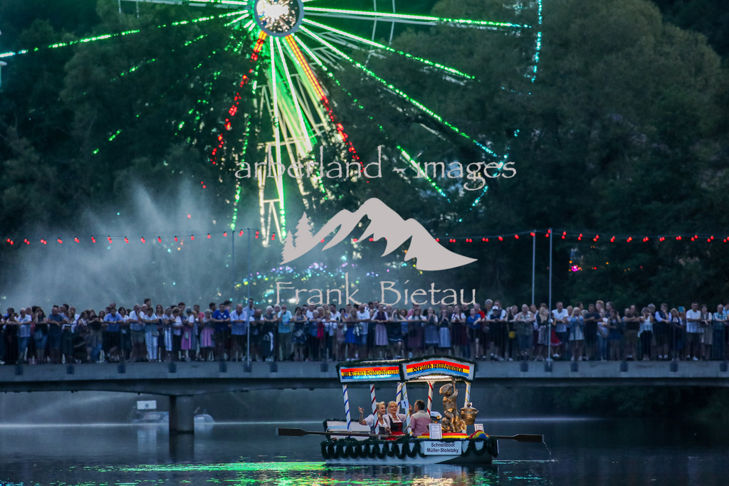 OE7A2661 | Begrüßungsgondel vor dem Steg zum Festplatz