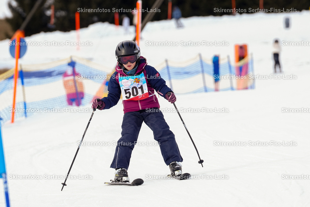 SRF_02.01.2026_0828 | Skirennfotos,Serfaus,Fiss,Ladis,Kinderskirennen,Winter,Tirol,Oberland,skirace,SFL,feelfree,weil wir's genießen,ski,Ski,skifahren,Sonnenplateau, - Realisiert mit Pictrs.com