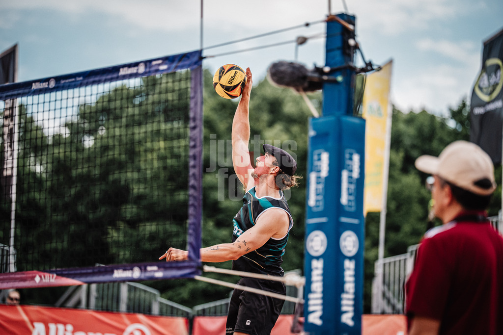 Beachvolleyball | München | Allianz German Beach Tour 2025 | Tourstop München | 03.07.2025 | Simon Pfretzschner beim Angriff