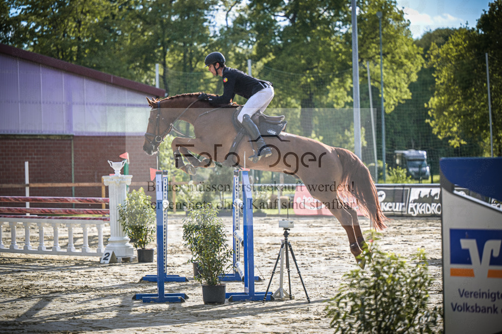 DOS_3633 | Entdecke hochwertige Reitturnierfotos von Foto Oger. Professionell, emotional und authentisch – jetzt Lieblingsmomente im Shop bestellen.Deutschlandweite Turnierfotografie. - Realisiert mit Pictrs.com