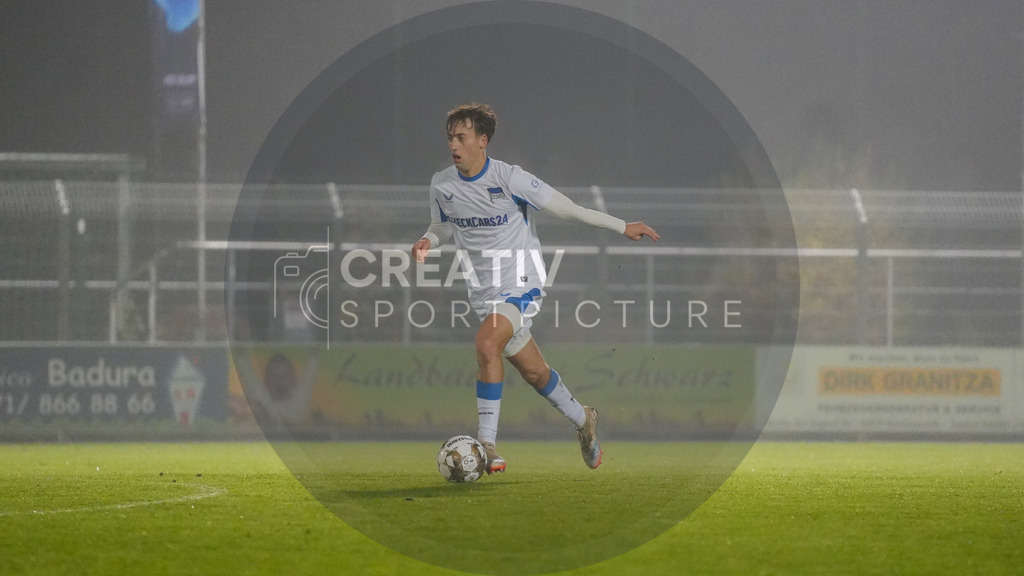 Fußball, Herren, Saison 2025/2026, Regionalliga Nordost, 15. Spieltag, FSV 63 Luckenwalde vs. Hertha BSC II, Freitag 07.11.2025, Werner-Seelenbinder-Stadion Luckenwalde, | Fußball, Herren, Saison 2025/2026, Regionalliga Nordost, 15. Spieltag, FSV 63 Luckenwalde vs. Hertha BSC II, Freitag 07.11.2025, Werner-Seelenbinder-Stadion Luckenwalde, Im Bild: Tim Hoffmann (Hertha) - Realisiert mit Pictrs.com