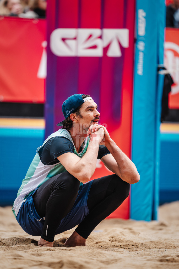 Beachvolleyball | Männer | Allianz German Beach Tour 2026 | Tourstop Düsseldorf | 17.05.2026 | Jannik Kühlborn wartet gespannt auf den Videobeweis