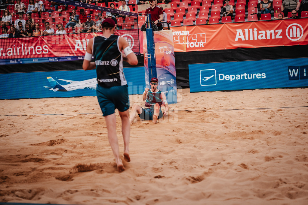 Beachvolleyball | Männer | Allianz German Beach Tour 2025 | Tourstop München | 10.07.2025 | v.l. Manuel Harms und Yannick Harms jubeln