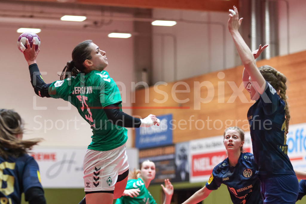 Handball, 2. Bundesliga Frauen, SV Werder Bremen - 1. FSV Mainz 05 | v.li.: Anna Lena Bergmann (SV Werder Bremen, 25) beim Wurf, am Ball, Spielszene, Aktion, Action