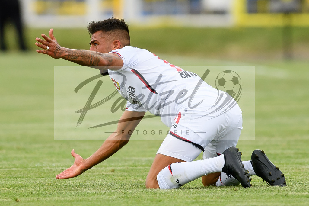 LLELEV20210807_017 | Fussball, Herren: Kerem Demirbay (Bayer 04 Leverkusen) gestikuliert beim Spiel der 1. Runde im DFB-Pokal zwischen 1. FC Lokomotive Leipzig und Bayer 04 Leverkusen im Bruno-Plache-Stadion am 07.08.2021 in Leipzig, Deutschland.DFB / DFL REGULATIONS PROHIBIT ANY USE OF PHOTOGRAPHS AS IMAGE SEQUENCES AND/OR QUASI-VIDEO. - Realisiert mit Pictrs.com