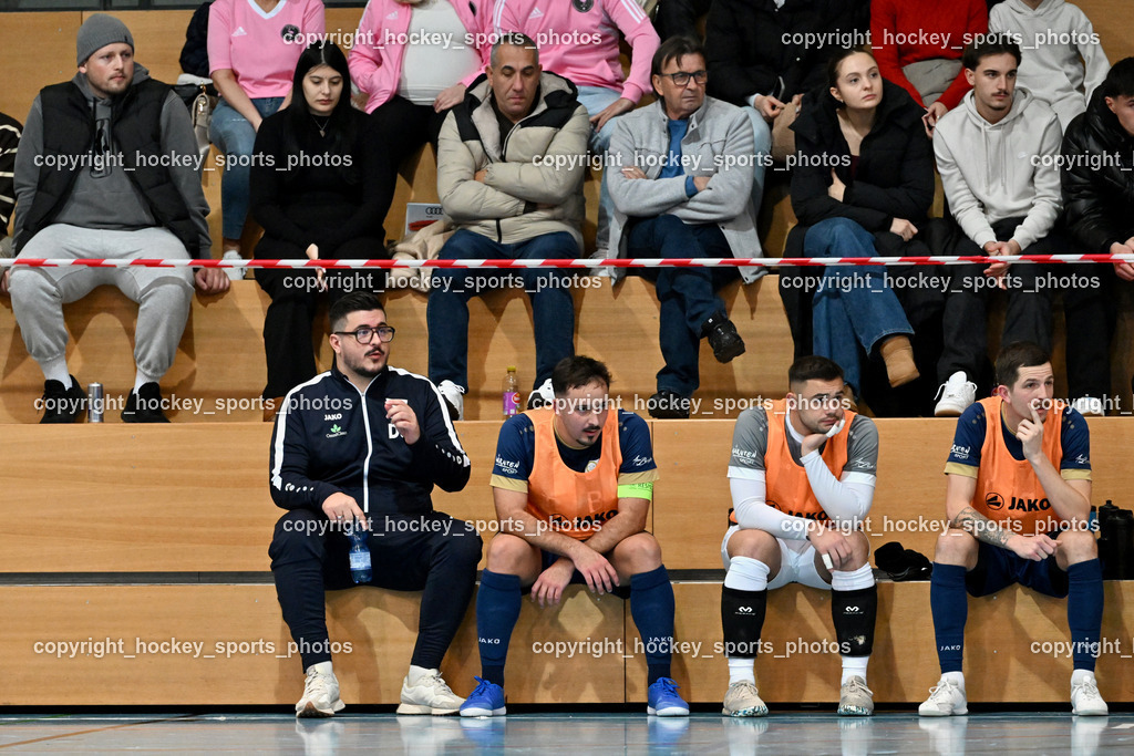Carinthia Flamengo Futsal Club vs. Futsal Klagenfurt | Headcoach Futsal Klagenfurt Marko Petricevic, Spielerbank Futsal Klagenfurt, #15 Vahid Muharemovic Futsal Klagenfurt, #1 Antonio Mrsic Futsal Klagenfurt, #16 Marcel Vindis Futsal Klagenfurt, Carinthia Flamengo Futsal Club vs. Futsal Klagenfurt, Carinthia Flamengo Futsal Club vs. Futsal Klagenfurt am 01.12.2024 in Klagenfurt (Ballspielhalle Viktring), Austria, (Photo by Bernd Stefan)