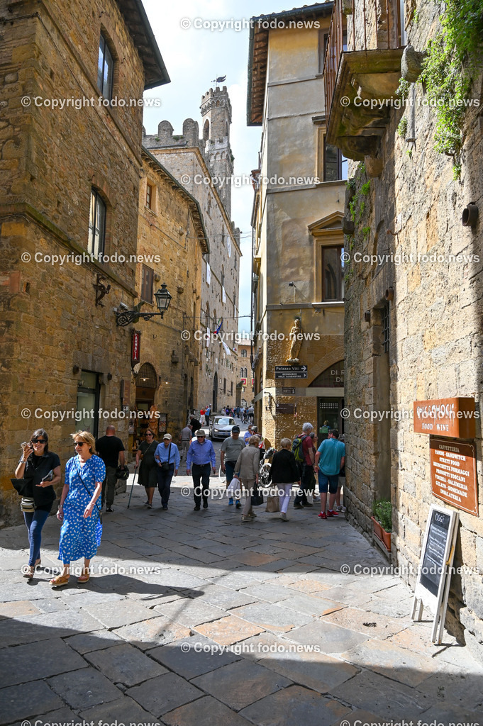 Italien_ Toskana_ Volterra_ 28.05.2024-18 | 28.05.2024, Italien, ITA, Toskana, Volterra im Bild Stadtansichten, Gebäude, Architektur, Touristen, Historisch, SouvenirVolterra, lateinisch Volaterrae, ist eine italienische Stadt mit 9696 Einwohnern in der Provinz Pisa in der Region Toskana. Sie ist Sitz des Bistums Volterra.Quelle: Wikipedia