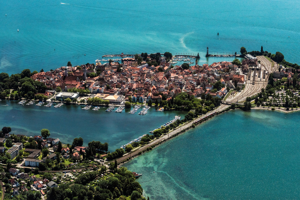 dr__0019121.jpg | LINDAU (BODENSEE) 04.07.2017 Ortskern am Uferbereich des Bodensee in Lindau (Bodensee) im Bundesland Bayern, Deutschland. // Village on the banks of the area Lake Constance in Lindau (Bodensee) in the state Bavaria, Germany. Foto: Daniel Reiter