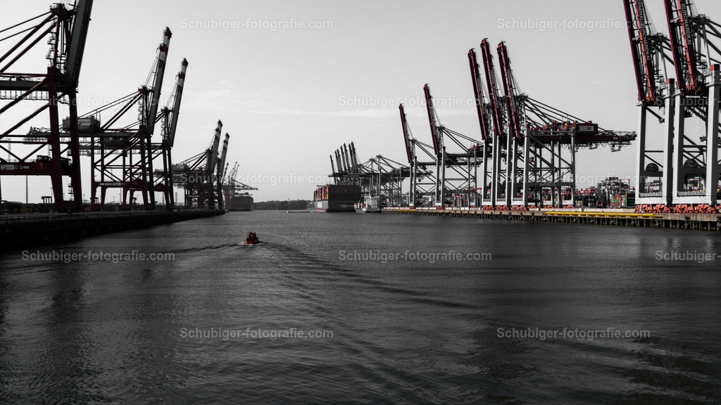 Containerhafen Hamburg | An den vier Container-Terminals von Europas zweitgrößtem Containerhafen werden täglich rund 85 Mio. Tonnen Waren verschifft. Und es werden jedes Jahr mehr.Wer die Hansestadt an der Elbe wirklich kennenlernen möchte, der muss sich ins Wasser begeben, denn neben einer Hafenrundfahrt gehört die Besichtigung des Hamburger Containerhafens zu den Reisehighlights. Hier werden jährlich rund 82,3 Millionen Tonnen Ware verschifft und mit seinen vier Containerterminals ist er nach Rotterdam der zweitgrößte Containerhafen in Europa. Besucher tauchen ein in eine Welt voller glitzernder Maschinen, haushoher Kräne und riesiger Frachtschiffe. - Realisiert mit Pictrs.com