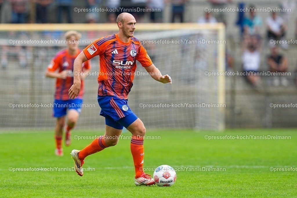 xYDR20072501096 | 20.07.2025, xydrx, Fußball, Rot Weiss Ahlen - FC Schalke 04, Testspiel, Wersestadion: Henning Matriciani (FC Schalke 04 #41)