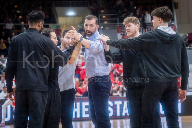 Barmer 2. Basketball Bundesliga ProA: Bayer Giants Leverkusen vs. RheinStars Koeln, 04.04.26 | Leverkusen, 04.04.26 - RheiNStars Köln Gespann rund um Zoran Kukic (Head Coach RheinStars Köln) und Oliver Elling (Assistant Coach RheinStars Köln) während des Spiels der Barmer 2. Basketball Bundesliga ProA: Bayer Giants Leverkusen vs. RheinStars Koeln in der Ostermann Arena in Leverkusen.
