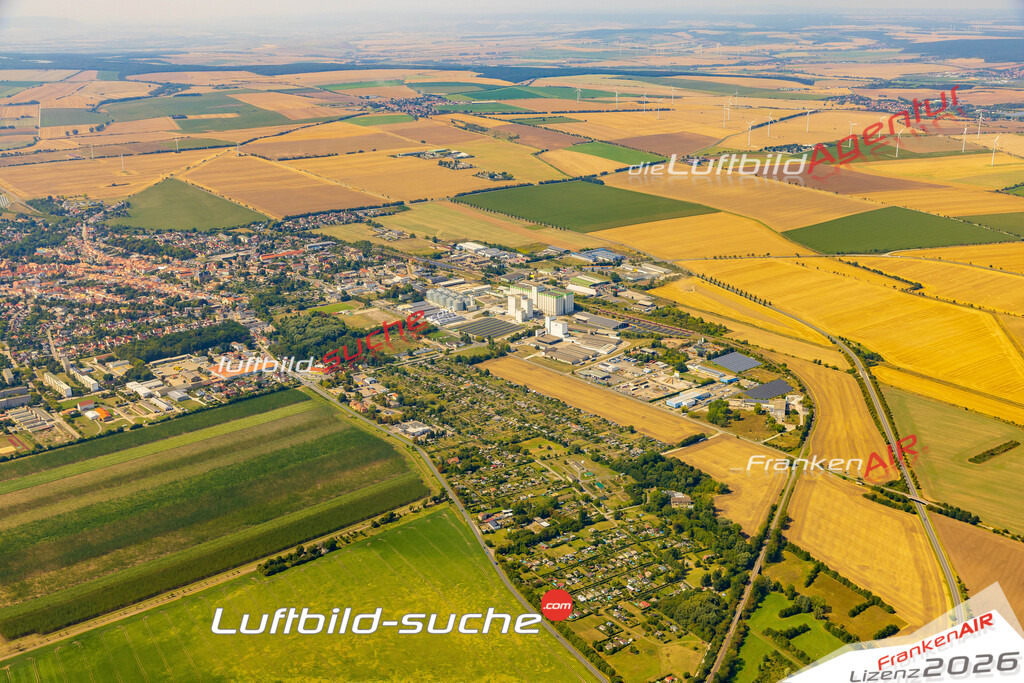 Bild der Stadt Querfurt - Die Luftaufnahme wurde 2025 vom UL-Flugzeug heraus erstellt ( keine Drohne ) - Hochauflösende Luftaufnahme - für professionelle Ausdrucke geeignet. Die Geschenkidee !Hier alle&nbsp;Infos zur Lizenzierung der LuftaufnahmeWir fliegen auch dieses Jahr wieder in Ihre Region um Luftbilder zu erstellen.- Luftbild anfragen