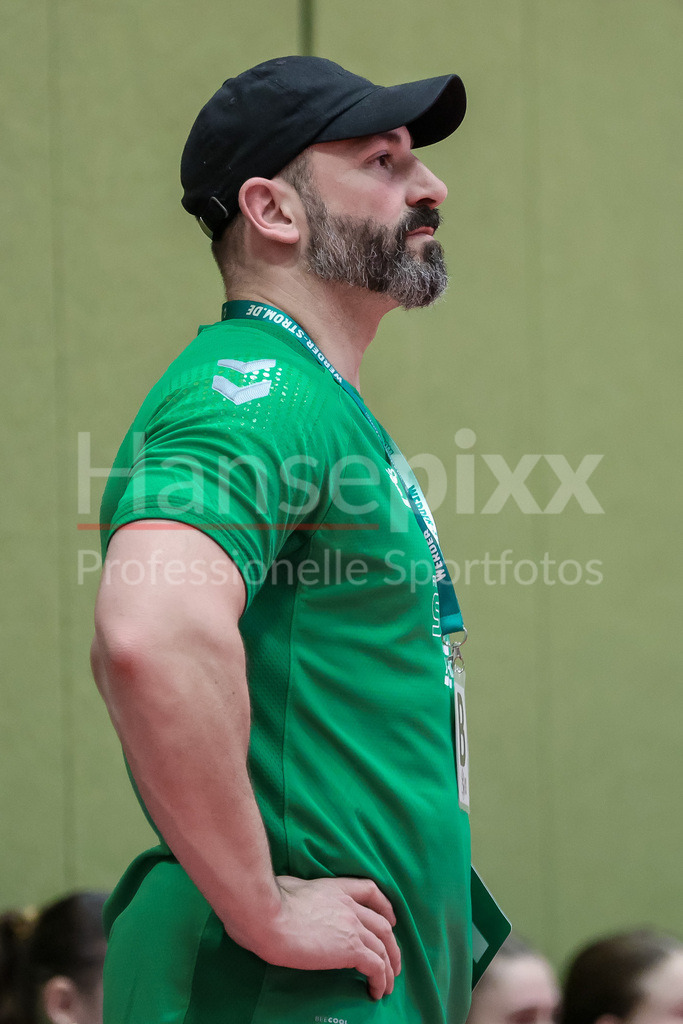 Handball, 2. Bundesliga Frauen, SV Werder Bremen - ESV 1927 Regensburg | v.li.: Patrice Giron (Trainer, Interimstrainer, Cheftrainer, SV Werder Bremen) Portrait, Nahaufnahme, Einzelfoto, Einzelbild