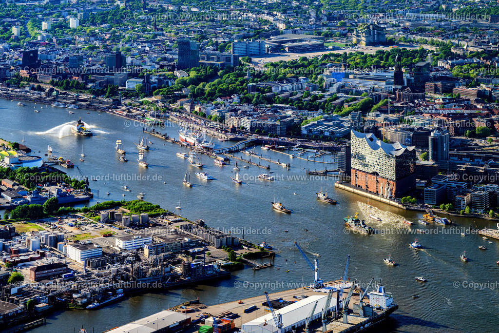Hamburg_Hafengeburtstag_Elbphilharmonie_Einlaufparade_ELS_7618110525 | HAMBURG 09.05.2025 Auslaufparade Hamburger Hafengeburtstag in Hamburg, Deutschland. // Parade Harbor Birthday in Hamburg Germany. Foto: Martin Elsen