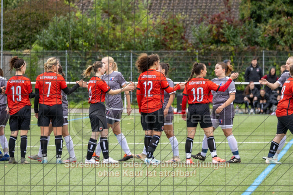 20251005_110136_0059 | #,1.Göppinger SV (rot) vs. SGM Aufhausen/Nellingen (grau), Fußball, Frauen-Regionenliga 3 - WfV, 04. Spieltag, Saison 2025/2026, Kunstrasenplatz Nord, Hohenstaufenstr. 116, 73033 Göppingen, 05.10.2025 - 11:00 Uhr,Foto: PhotoPeet-Sportfotografie/Peter Harich