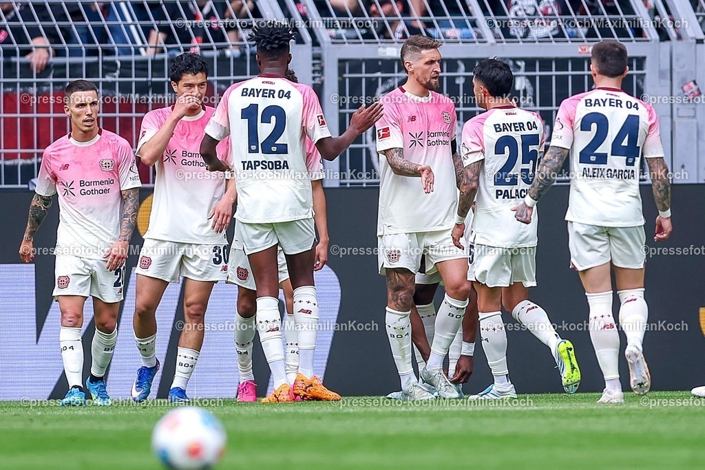 BVB11042601042 | 11.04.2026, Fußball, Borussia Dortmund - Bayer 04 Leverkusen, 1. Fußball Bundesliga, 29. Spieltag, Signal Iduna Park, Saison 2025 2026: Torjubel nach dem Tor zum 1:0 durch Torschütze Robert Andrich&nbsp;(Bayer04 Leverkusen #08)  zusammen mit Ibrahim Maza&nbsp;(Bayer04 Leverkusen #30) Edmond Tapsoba&nbsp;(Bayer04 Leverkusen #12) Exequiel Palacios&nbsp;(Bayer04 Leverkusen #25) Aleix Garcia&nbsp;(Bayer04 Leverkusen #24)   DFB regulations prohibit any use of photographs as image sequences and or quasi-video.