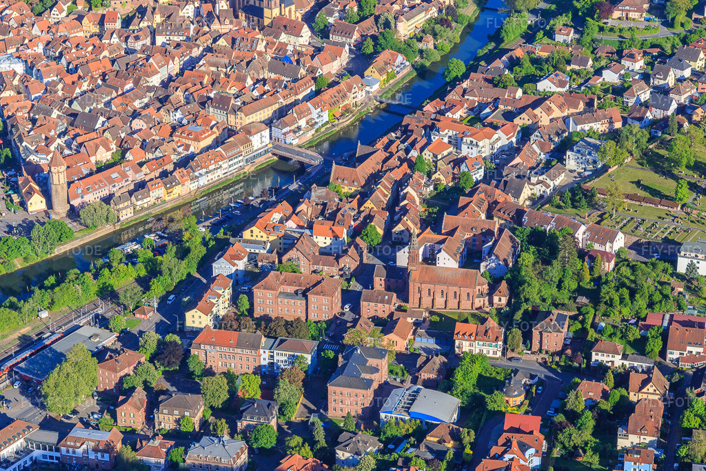 Luftbild: Altstadt mit Tauberbrücke und Kirche St. Venantius in Wertheim im Bundesland Baden-Württemberg in Deutschland. Foto: IMG_146609.jpg vom 10.05.2025 durch Werner Riehm/FLY-FOTO.deKatholische Kirchengemeinde Wertheim