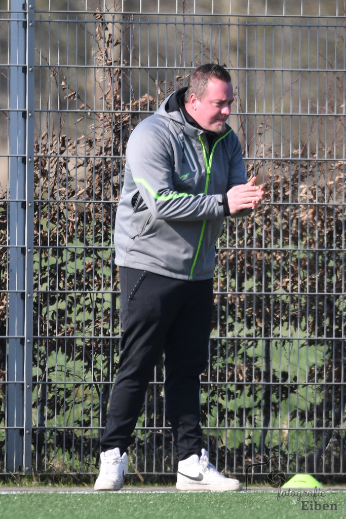 JFV Edewecht-TSV Bemerode U15 | C-Jugend Niedersachsenliga; JFV Edewecht (grün)-TSV Bemerode U15 (rot) am 09.03.2024; in Edewecht (Sportpark Göhlenweg), Photo: Philip Eiben 2024 - Realisiert mit Pictrs.com