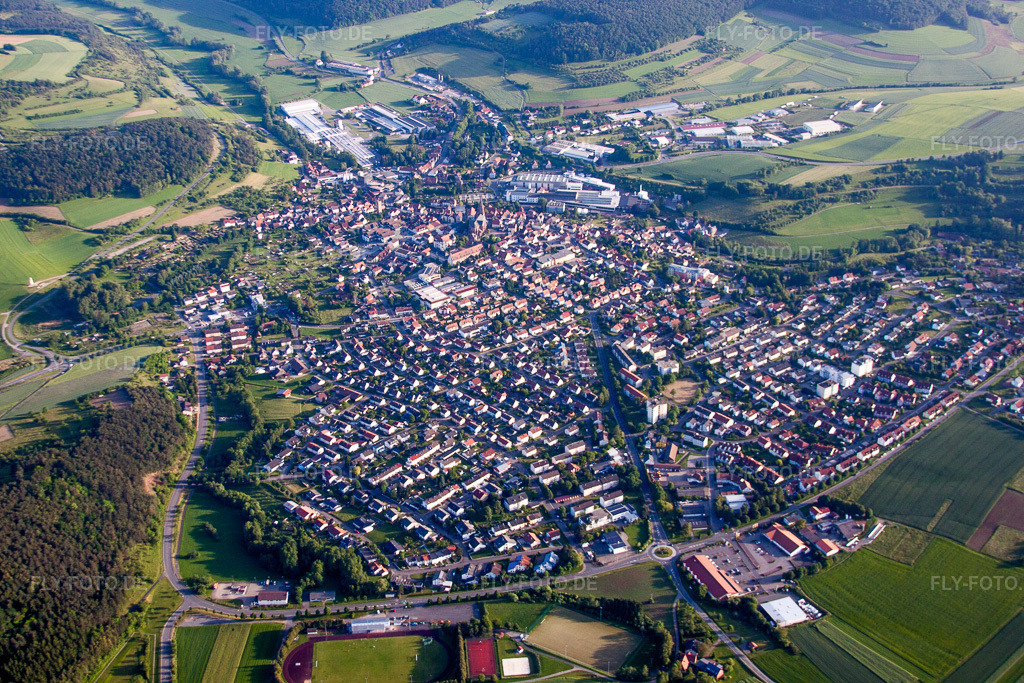 Luftbild: Ortsansicht der Straßen und Häuser der Wohngebiete in Hardheim im Bundesland Baden-Württemberg in Deutschland. Foto: IMG_66271.jpg vom 30.05.2014 durch Werner Riehm/FLY-FOTO.de