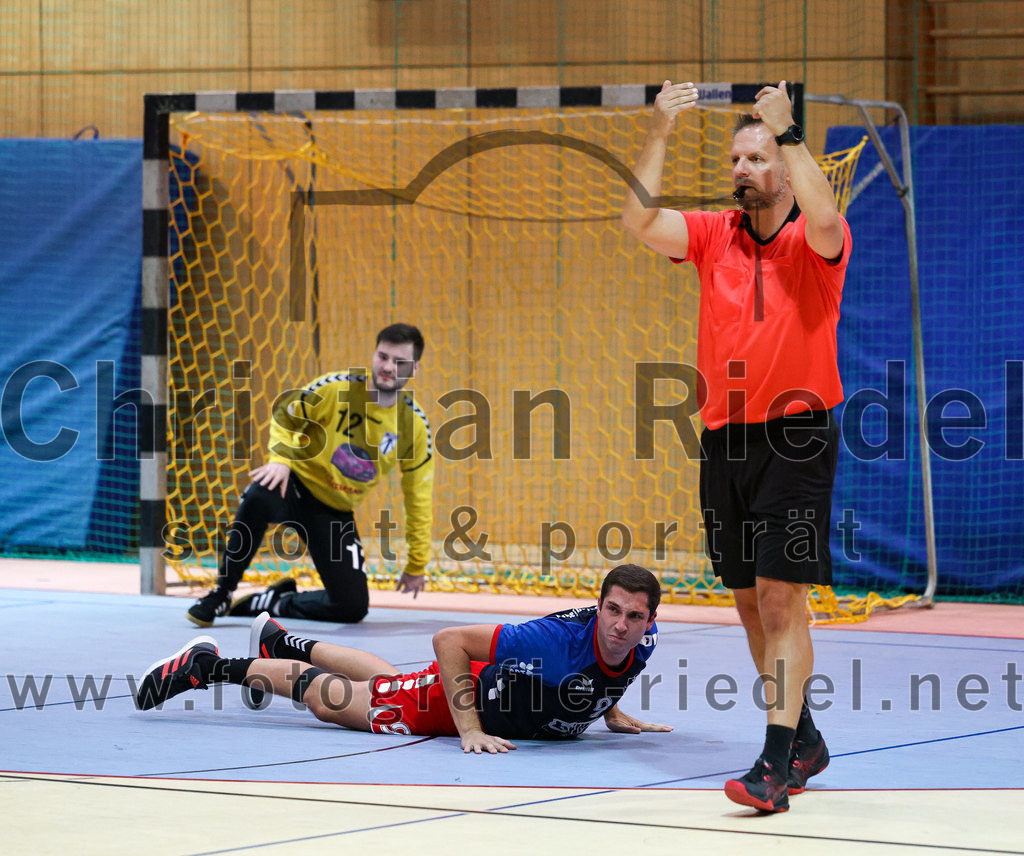 2022-09-24_068_SpVgg_Altenerding_gegen_HSG_Freising-Neufahrn | Erding, Deutschland, 24.09.2022:
Handball, Bezirksoberliga Männer 2022 / 2023, 2. Spieltag, SpVgg Altenerding gegen HSG Freising-Neufahrn, Endergebnis: 18:26

Otto Donaubauer (SpVgg Altenerding, #12), Alexander Heldner (HSG Freising-Neufahrn, #9)

Foto: Christian Riedel / fotografie-riedel.net