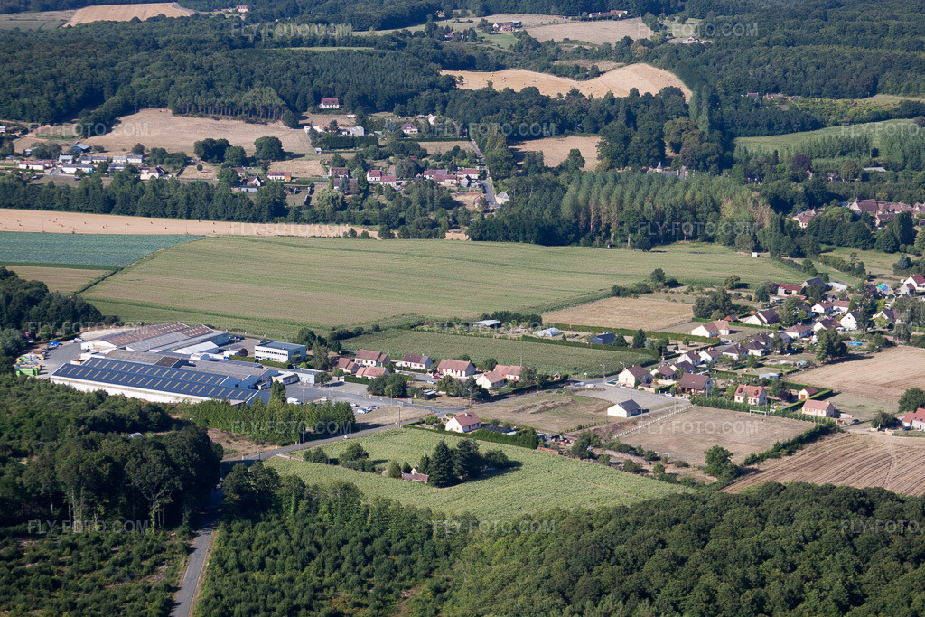 Aerial view: Métaseval in Semur-en-Vallon in the state Sarthe, France. – Photo: IMG_20177.jpg taken on 07/31/2009 by Werner Riehm/FLY-FOTO.com – Resolution of the original: 4752 x 3168 px