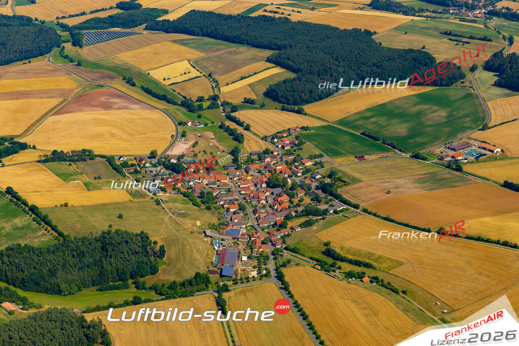 Das Luftbild zeigt : Bischwind am Raueneck Ebern - Die Luftaufnahme wurde 2023 vom UL-Flugzeug aus erstellt ( keine Drohne ) - Hochauflösende Luftaufnahme - Für grossformatige Ausdrucke geeignet. Die Geschenkidee !Mit Lizenz und Bildrechte bestellbar