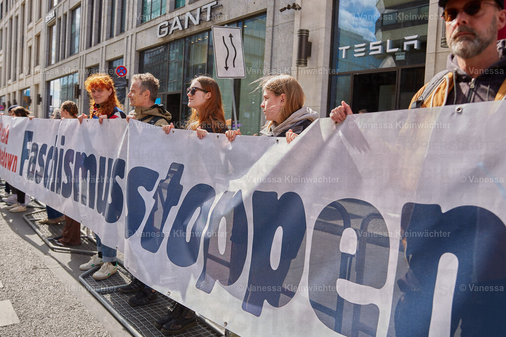 250405_TeslaTakedown_06 | "Tesla Takedown" rally against Musk and facism in front of the Tesla Store in Berlin, Germany. Germany also has a Tesla factory ~30km from Berlin. - Realisiert mit Pictrs.com