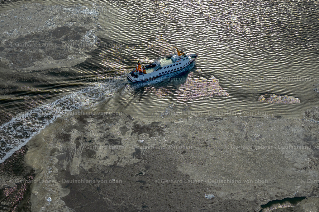 4044265 | JUIST 14.02.2021 Winterluftbild Fahrt eines Fähr- Schiffes " Frisia X " zwischen Treibeis- Schollen vor der Nordsee- Insel Juist im Bundesland Niedersachsen, Deutschland.