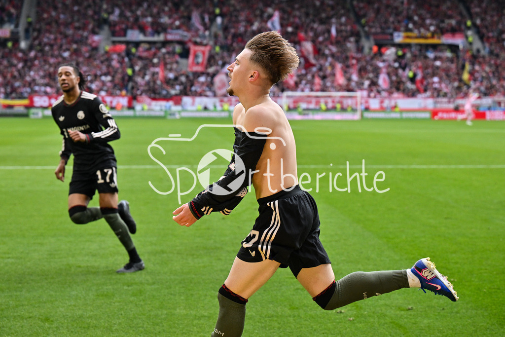 SC Freiburg - FC Bayern München | FREIBURG, GERMANY - 04. APRIL: Jubel der Bayern nach dem Treffer zum 2-3 durch Lennart KARL (FC Bayern Munich 42) / Tor / Torschuetze / Freude / Happy / während dem Bundesligamatch zwischen dem SC Freiburg und dem FC Bayern München am 28. Spieltag im Europa-Park Stadion / DFL REGULATIONS PROHIBIT ANY USE OF PHOTOGRAPHS AS IMAGE SEQUENCES AND/OR QUASI-VIDEO