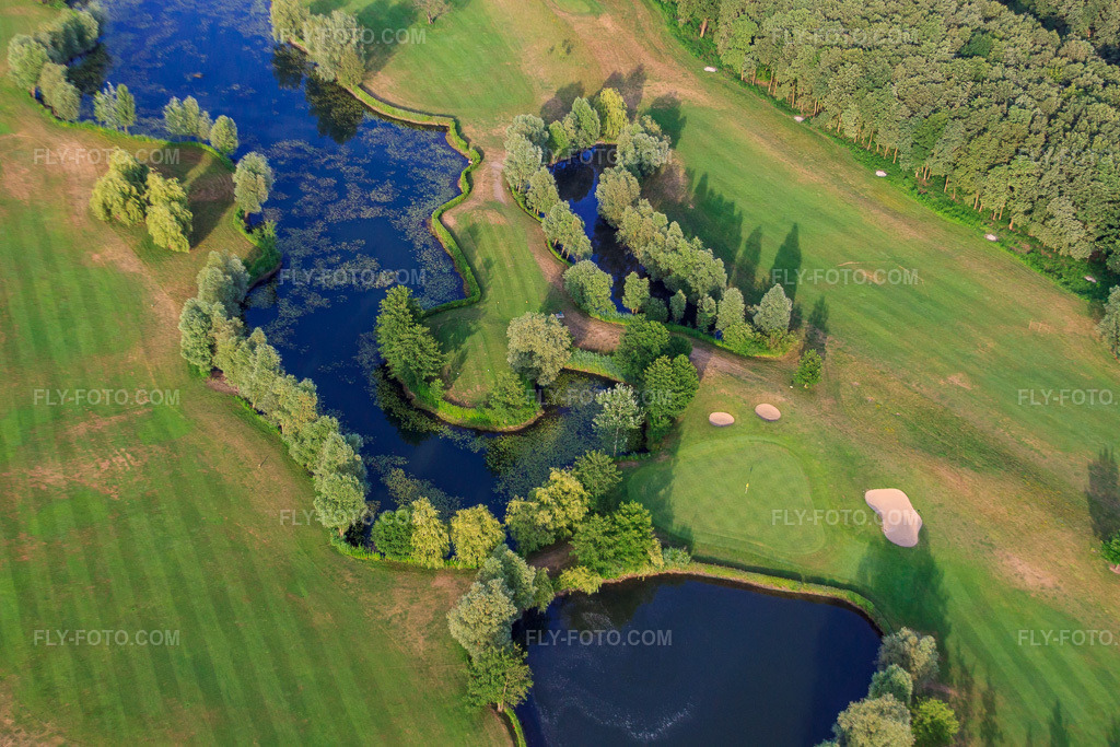 Aerial view: Ponds and greens at the Baden-Baden Golf Club Soufflenheim in Soufflenheim in the state Bas-Rhin, France. – Photo: IMG_30534.jpg taken on 07/09/2010 by Werner Riehm/FLY-FOTO.com – Resolution of the original: 4752 x 3168 px