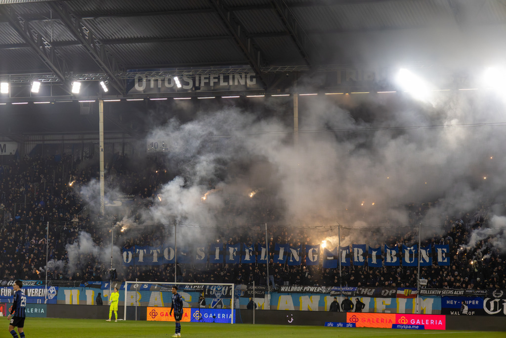 Fußball 3. Liga, Saison 2025/26, 6. Spieltag: Waldhof Mannheim gegen SSV Ulm | Fußball 3. Liga, Saison 2025/26, 6. Spieltag: Waldhof Mannheim gegen SSV Ulm***Pyrotechnik im Einsatz bei den Fans vom SV Waldhof - Realisiert mit Pictrs.com