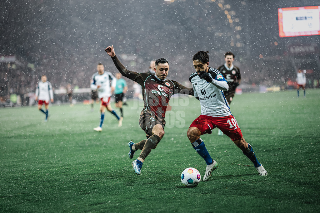 Fußball | Männer | Saison 2023/2024 | 2. Fußball-Bundesliga | 15. Spieltag | FC St. Pauli vs. Hamburger SV | 01.12.2023 | Immanuel Pherai (#10, HSV) in Ballbesitz, Manolis Saliakas (#2, FC St. Pauli) versucht ihn zu stoppen