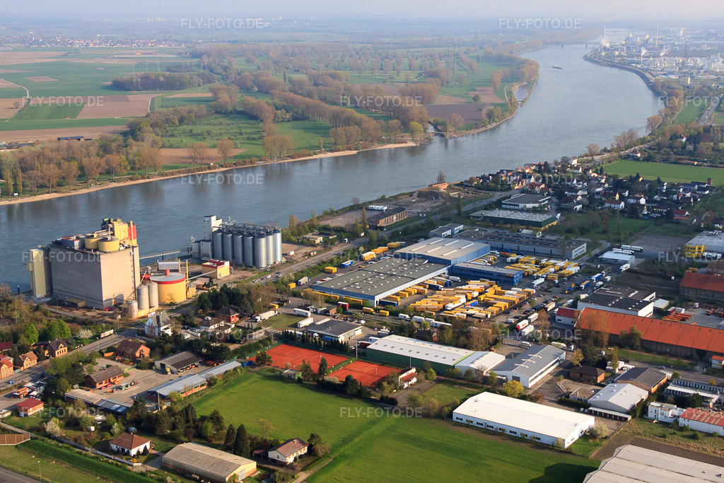 Luftbild: Sommerdamm mit Bamberger Mälzerei Beteiligungs GmbH Betrieb Worms, Silos der Proland GmbH und DHL Freight Worms im Ortsteil Rheindürkheim in Worms im Bundesland Rheinland-Pfalz in Deutschland. Foto: IMG_49835.jpg vom 13.04.2012 durch Werner Riehm/FLY-FOTO.deAuflösung des Originals: 4752 x 3168 pxWWW.PROLAND.DE