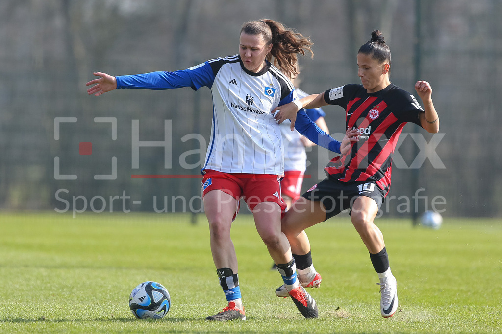 Fussball, 2. Frauen-Bundesliga, Hamburger SV - Eintracht Frankfurt II | v.li.: Larissa Mühlhaus (Hamburger SV, 7) und Valentina Limani (Eintracht Frankfurt II, 10) im Zweikampf, Duell, Dynamik, Aktion, Action, Spielszene, DIE DFB-RICHTLINIEN UNTERSAGEN JEGLICHE NUTZUNG VON FOTOS ALS SEQUENZBILDER UND/ODER VIDEOÄHNLICHE FOTOSTRECKEN. DFB REGULATIONS PROHIBIT ANY USE OF PHOTOGRAPHS AS IMAGE SEQUENCES AND/OR QUASI-VIDEO.