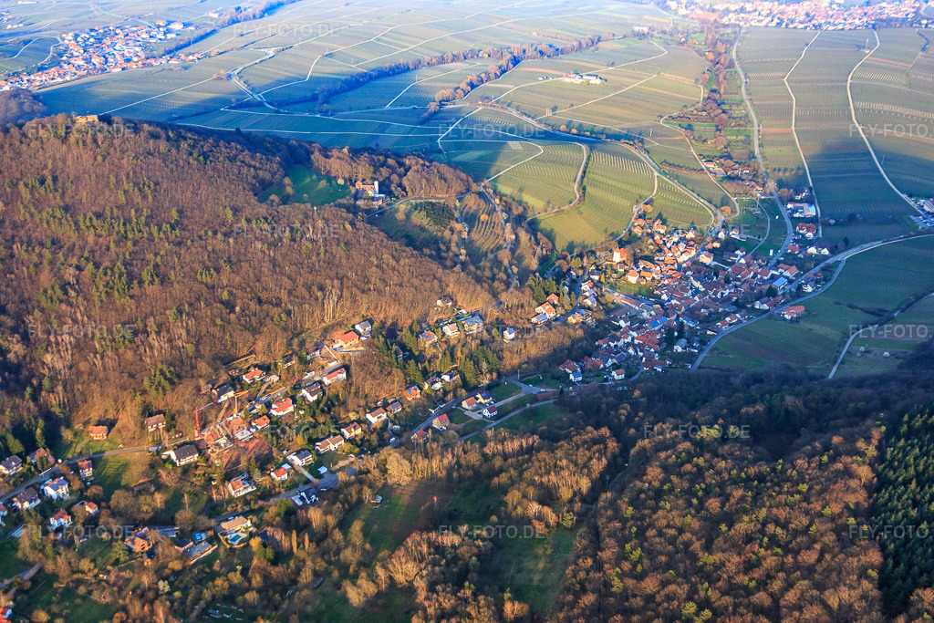 Luftbild: Trifelsstr im Birnbachtal von Südwesten im Abendlicht in Leinsweiler im Bundesland Rheinland-Pfalz in Deutschland. Foto: IMG_086822.jpg vom 26.03.2016 durch Werner Riehm/FLY-FOTO.de