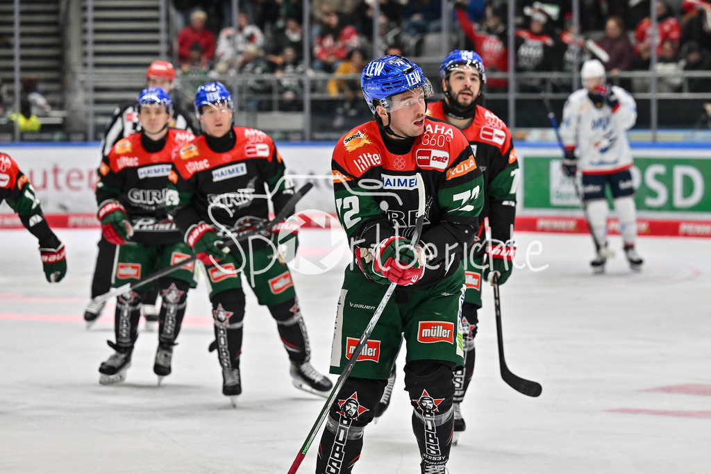 Augsburger Panther - Adler Mannheim | Jubel der Panther nach dem Treffer zum 1-3 durch Riley McCOURT (Augsburger Panther #72) / Freude / Happy / Tor / Torschuetze / DEL: Augsburger Panther - Adler Mannheim, Curt Frenzel Stadion am 26.12.2024