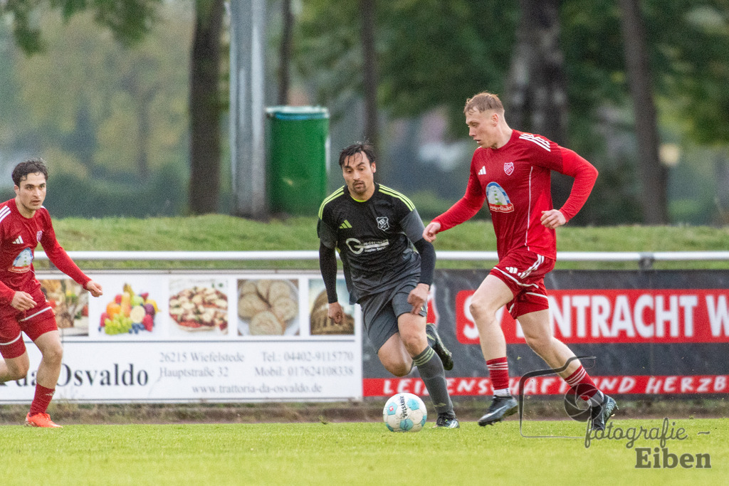 SV Eintracht Wiefelstede-TSV Abbehausen | Bezirksliga Herren; SV Eintracht Wiefelstede (rot)-TSV Abbehausen (grau) am 13.05.2026 in Wiefelstede (Sportanlage), Photo: Philip Eiben 2026 - Realisiert mit Pictrs.com
