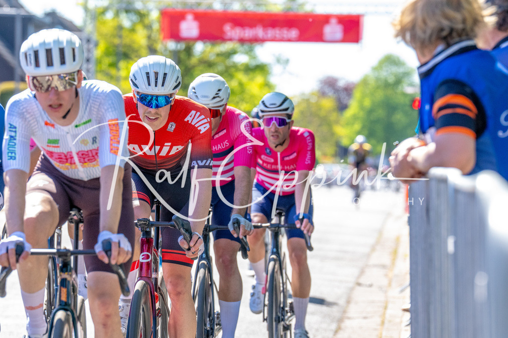 Spurt in den Mai 2026 - Großer Preis der Sparkasse Neuss | Annual one-day road cycling race "Großer Preis der Sparkasse Neuss" held in Büttgen, Germany, organized by VfR Büttgen 1912 e.V. The event features multiple races across all age categories from U11 youth to Elite men. - Realisiert mit Pictrs.com