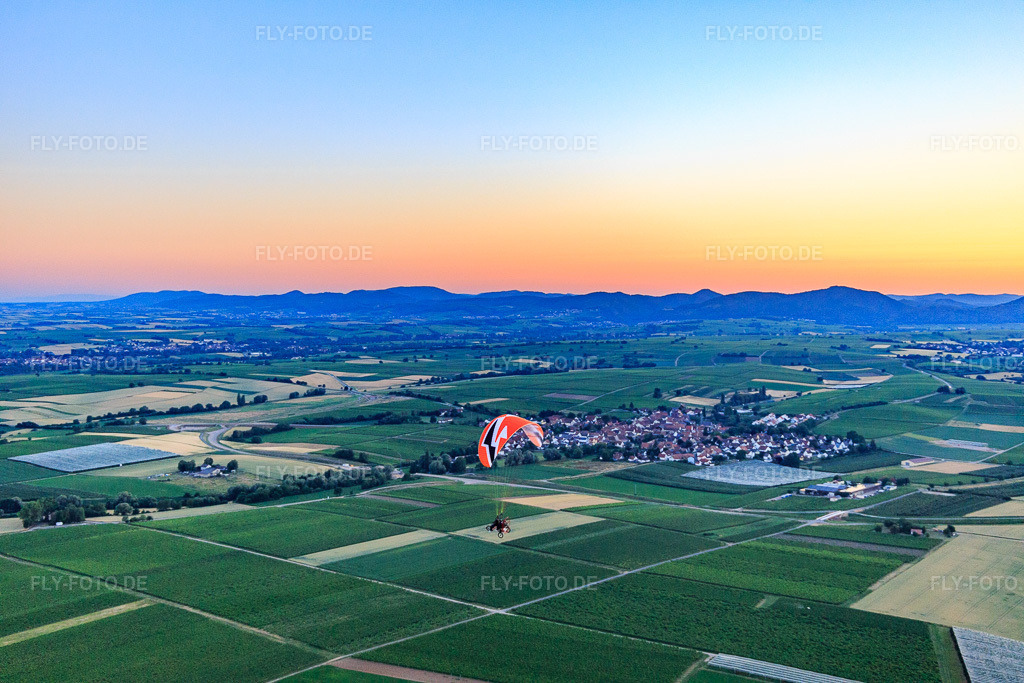 Luftbild: Gleitschirmtrike am Abend in Impflingen im Bundesland Rheinland-Pfalz in Deutschland. Foto: IMG_115676.jpg vom 29.06.2019 durch Werner Riehm/FLY-FOTO.de