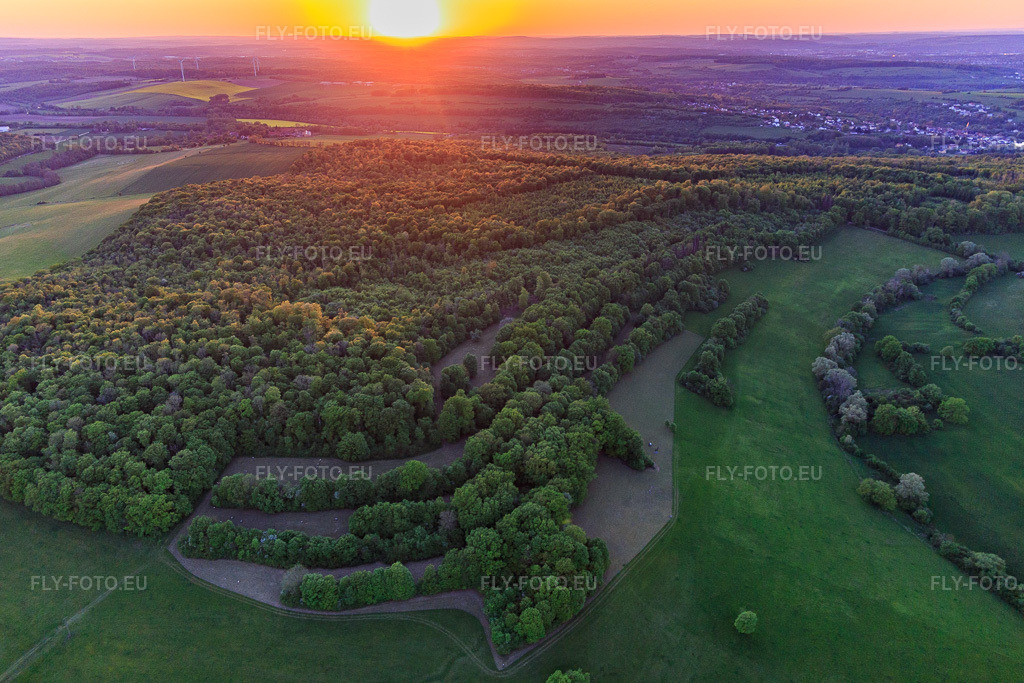 Vue aérienne: Coucher de soleil sur la Sarre à Kalhausen dans le département Moselle, France. Photo: IMG_145907.jpg prise le 30/04/2025 par Werner Riehm/FLY-FOTO.eu – Résolution de l'original: 5324 x 3549 px
