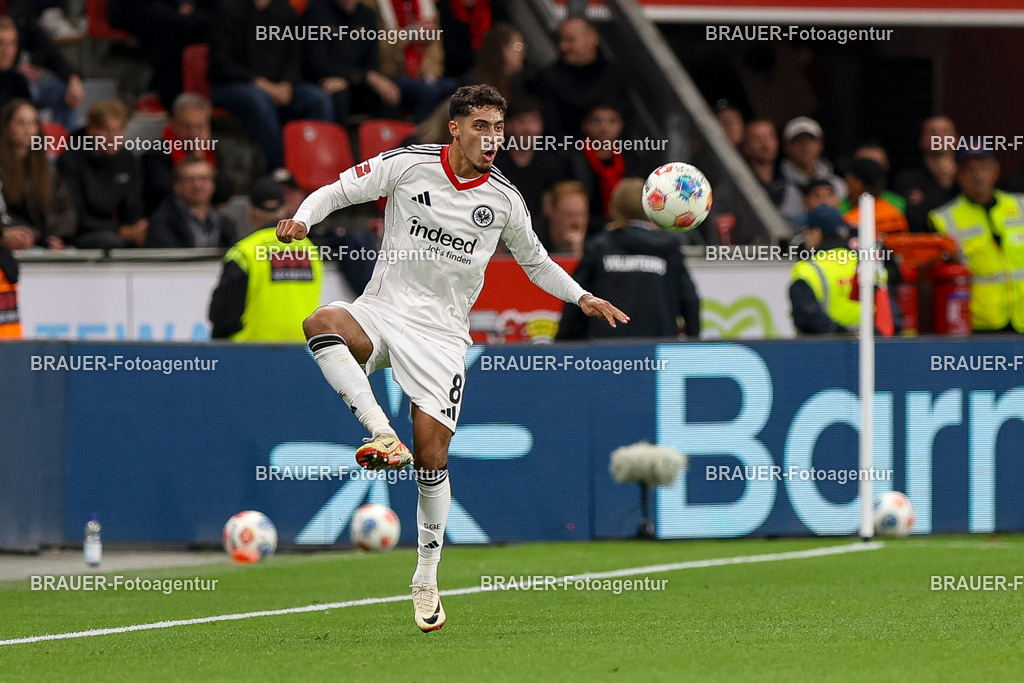 Bayer 04 Leverkusen vs Eintracht Frankfurt - Bundesliga  | Leverkusen, Deutschland, 12.09.25:   Fares Chaibi (Eintracht Frankfurt) in Aktion am Ball, Einzelaktion waehrend des Spiels der Bundesliga zwischen  Bayer 04 Leverkusen vs Eintracht Frankfurt in der BayArena(Foto von Brauer-Fotoagentur / Adrian Schlueter)