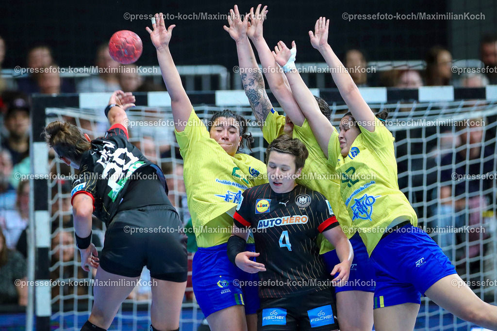DHB13072401055 | 13.07.2024, Handball, Länderspiel Frauen, Dortmund, Westfalenhalle, DHB, Olympia Vorbereitung, Deutschland - Brasilien:  Emily Bölk (GER) wirft den Ball über die Brasilianische Mauer von Guilia Guarieiro (BRA), Mariane Fernandes (BRA) und Jhennifer Lopes (BRA)