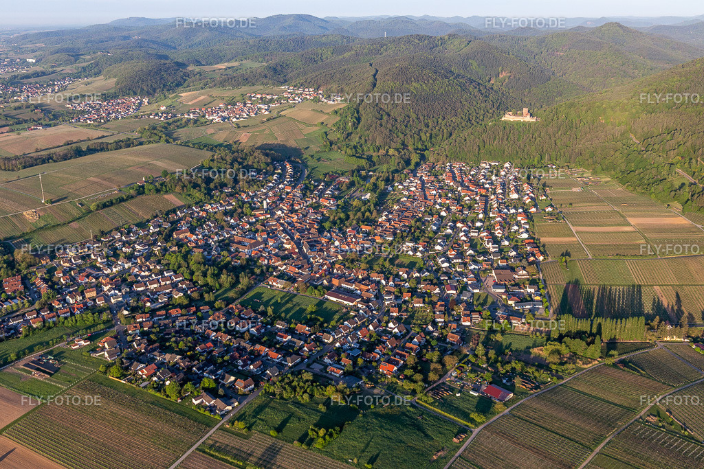 Burg Landeck | Luftbild: Burg Landeck in Klingenmünster im Bundesland Rheinland-Pfalz in Deutschland. Foto: IMG_120566.jpg vom 26.04.2020 durch ©2025 Werner Riehm fly-foto.de/copyright - Realisiert mit Pictrs.com