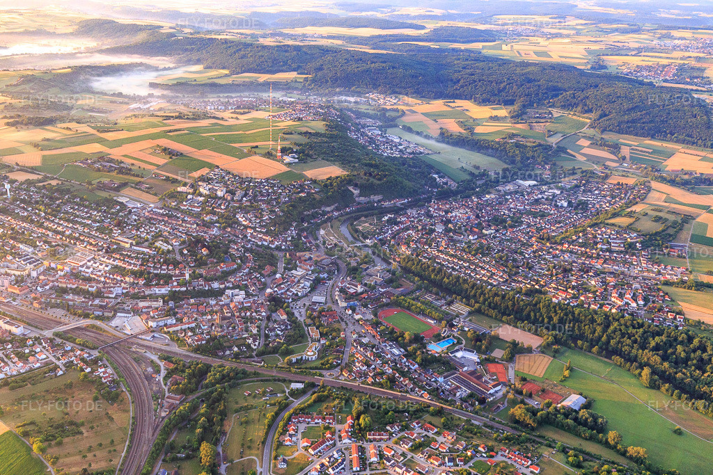 Luftbild: Ortsansicht aus Nordwesten am Morgen mit Rot-Weissem Mast des Südwestrundfunk Sender Mühlacker dem Wahrzeichen der Stadt in Mühlacker im Bundesland Baden-Württemberg in Deutschland. Foto: IMG_101522.jpg vom 08.07.2017 durch Werner Riehm/FLY-FOTO.deSender Mühlacker