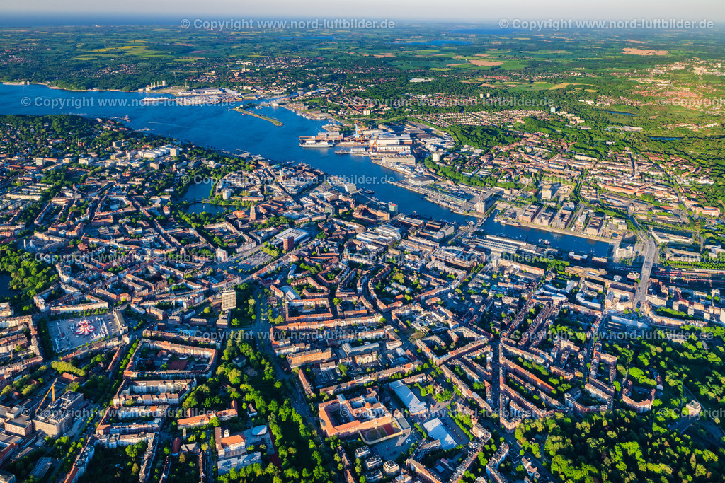 Kiel_Abendlicht_ELS_2276150524 | KIEL 01.05.2024 Hafenanlagen an der Meeres- Küste der Kieler Förde an der Landesstraße L52 in Kiel im Bundesland Schleswig-Holstein, Deutschland. Innenhafen am " Hörn -Campus ". Weiterführende Informationen bei: Kiel-Marketing GmbH. // Port facilities on the sea coast of the Kiel Fjord on the state road L52 in Kiel in the state Schleswig-Holstein, Germany. Inner harbor at the " Hoern-Campus ". Further information at: Kiel-Marketing GmbH. Foto: Martin Elsen