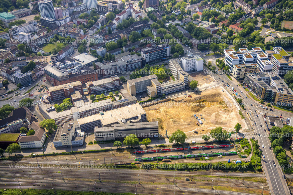Essen220502417 | Luftbild, Baustelle neues Literatur Quartier für Büros und Wohnungen an der Sachsenstraße und Bert-Brecht-Straße, Erich-Brost-Berufskolleg Essen, Robert-Schuman-Berufskolleg, Südviertel, Essen, Ruhrgebiet, Nordrhein-Westfalen, Deutschland