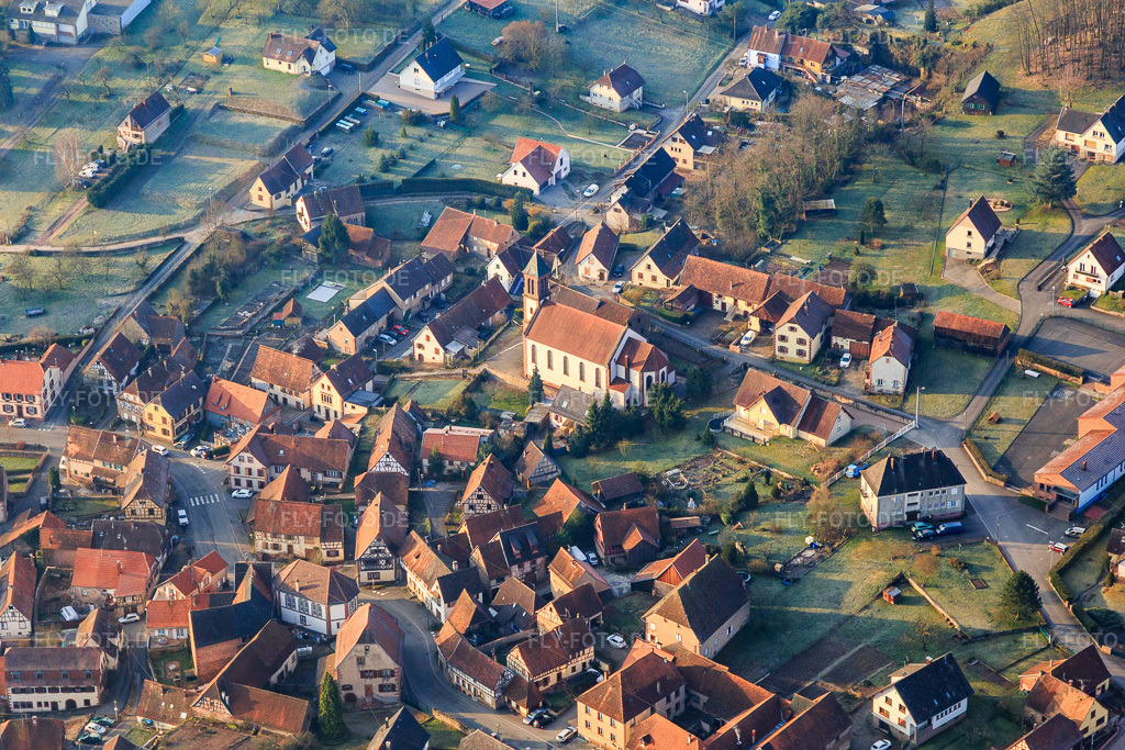 Luftbild: Dorfmitte mit Kirche in Weiterswiller im Bundesland Bas-Rhin in Frankreich. – Foto: IMG_105304.jpg vom 25.03.2018 durch Werner Riehm/FLY-FOTO.de – Auflösung des Originals: 5472 x 3648 px